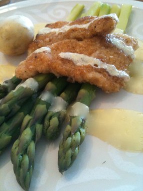 Parsaa hollandaise ja paistettua haukea