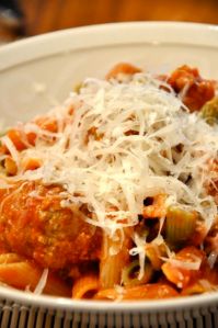 Makkara - lihapullapastaresepti