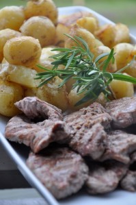 Grillattua vasikkaa ja perunoita