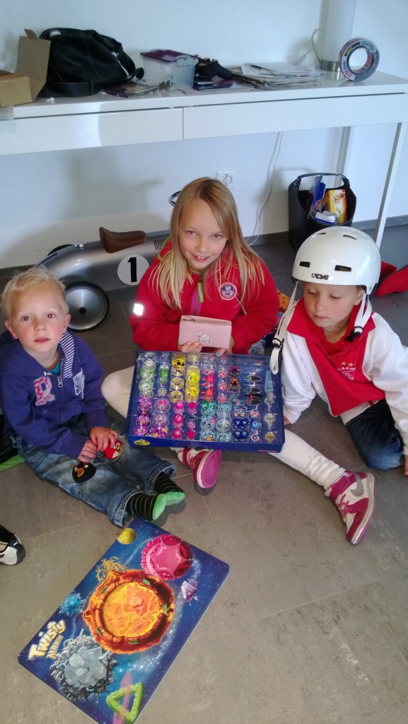 Onnellinen yrittäjä ja tiimi