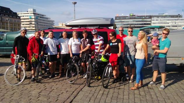 Lyytiläiset Turun torilla 1500 poljetun kilometrin jälkeen kesäkuussa 2013