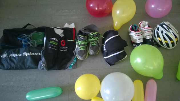 Kamojen pakkaus ja samalla kuopuksen 4-v synttäreihin valmistautuminen. Vasemmalla märkäpuku ja uimakamat, sitten trisuit, juoksukengät, pyöräilypaita, pyöräilykengät ja -kypärä. Ilmapalloja ei kisassa tarvittu.