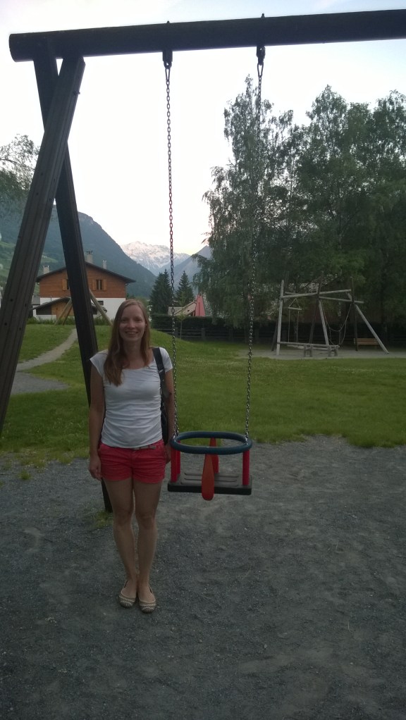 Joko keinu on korkeammalla kuin 38cm tai vaimoni on n. 90cm pitkä.