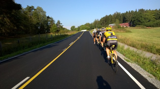 Päällyste ennen Nauvon lauttaa on huippukunnossa. Oikealla näkyvä kinttupolku on ns. pyörätie. Sinne ei juuri ole pyörällä asiaa.