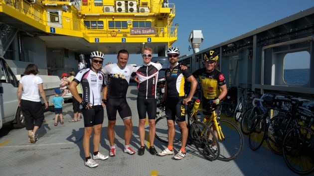 Team Skärgård jollakin lautalla.