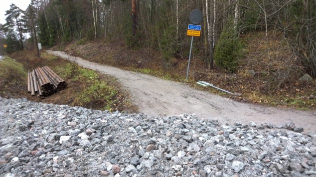 Siltatyömaan jälkeen kevytpolulle liittyminen on varsin hankalaa. Kokeilin tehdä sen satulassa istuen, mutta se oli mahdotonta.