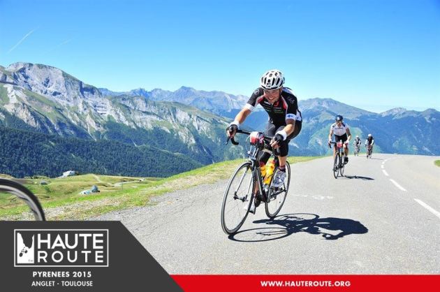 Tähän loppuun vielä kisaorganisaation nappaama kuva, jossa hymystä huolimatta häviän kirikamppailun kaimalleni Karviselle.