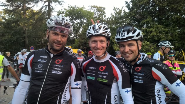 Startissa. Päätimme edustaa tänään triathlonseuraamme SKB:tä