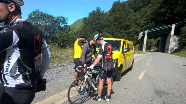 Jussin vaihdeongelma hoituin Mavicin huoltoautolla kesken nousun.