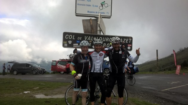 Viimeisen nyppylän laella Ollin ja kanadalaisen Jamien kanssa. Jamie on viihtynyt seurassamme musiikista huolimatta jo useamman päivän.